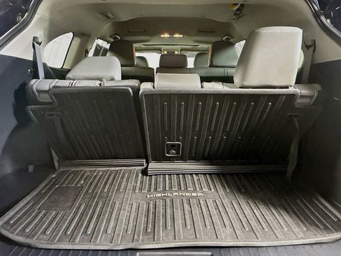 Used 2023 Toyota Highlander XLE AWD/4WD image 26