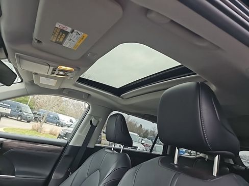 Used 2023 Toyota Highlander Limited image 17