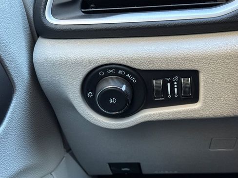 Used 2023 Chrysler Pacifica Touring-L FWD image 39