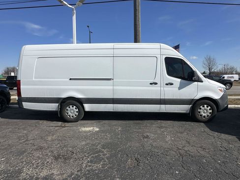 Used 2022 Mercedes-Benz Sprinter 2500 image 2