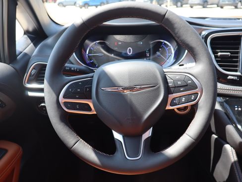 Used 2025 Chrysler Pacifica Pinnacle FWD image 16