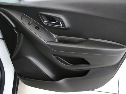 Used 2022 Chevrolet Trax LT w/ LT Convenience Package image 30