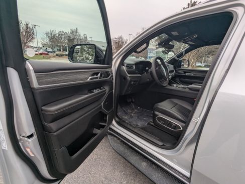 Used 2024 Jeep Wagoneer Series II w/ Convenience Group I image 8