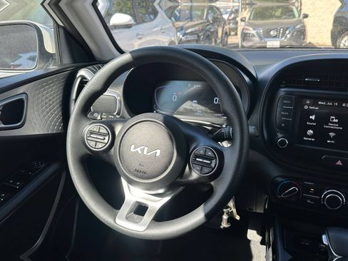 Used 2025 Kia Soul LX w/ LX Technology Package FWD image 31