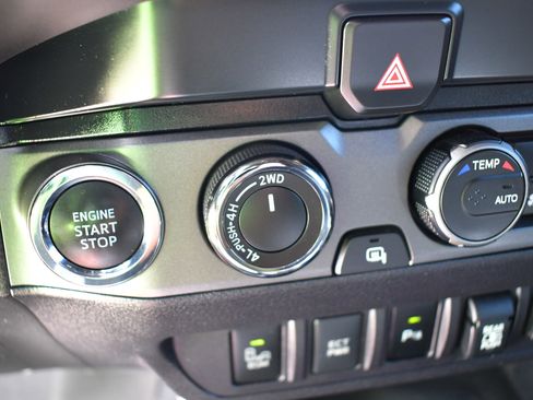 Used 2022 Toyota Tacoma TRD Off-Road w/ Technology Package image 18