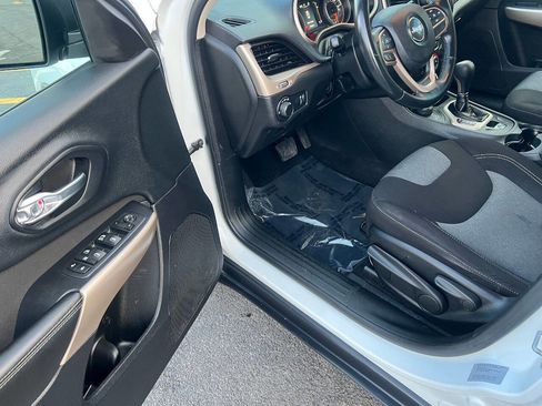 Used 2017 Jeep Cherokee Sport image 16