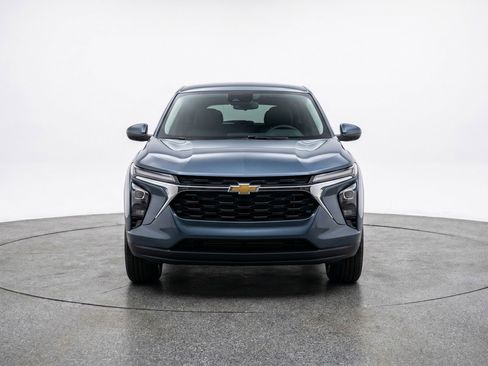 Used 2025 Chevrolet Trax LT FWD image 2