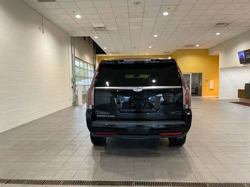 Used 2017 Cadillac Escalade Premium Luxury AWD/4WD image 4