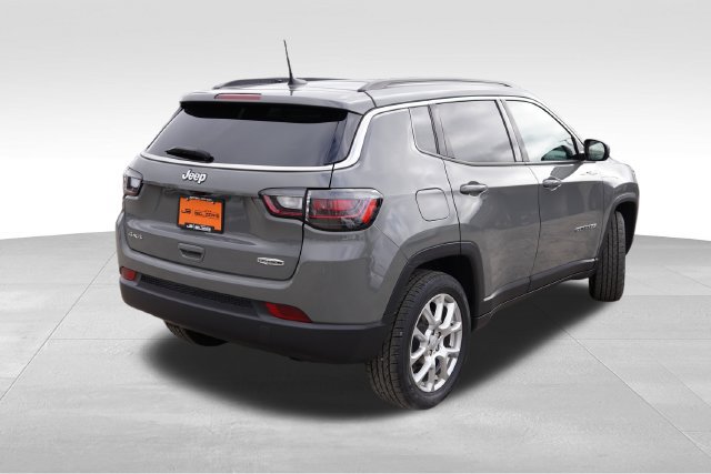 Used 2023 Jeep Compass Latitude w/ Sun and Sound Group AWD/4WD image 5