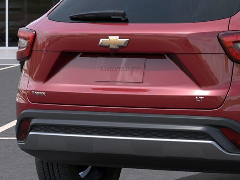 Used 2025 Chevrolet Trax LT FWD image 14