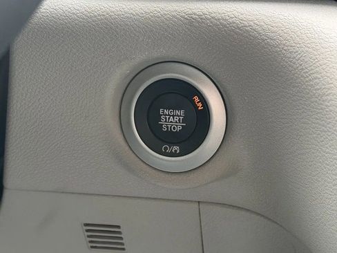 Used 2024 Chrysler Pacifica Touring-L image 19