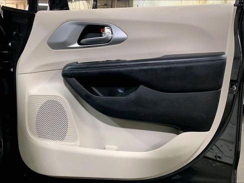 Used 2019 Chrysler Pacifica Touring Plus w/ Cold Weather Group image 22