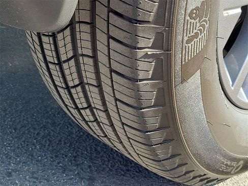 Certified 2025 Nissan Frontier SV image 24