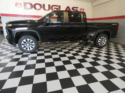 Used 2021 Chevrolet Silverado 2500 Custom w/ Custom Value Package image 1