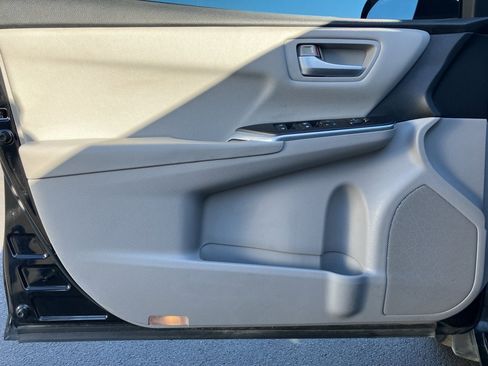 Used 2017 Toyota Camry SE image 11