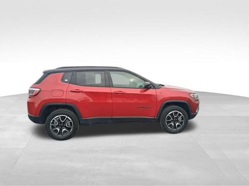 Used 2025 Jeep Compass Trailhawk image 6