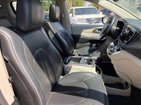 Used 2019 Chrysler Pacifica Limited w/ Advanced Safetytec Group FWD image 20