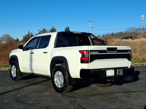 Certified 2024 Nissan Frontier SV w/ Hardbody Edition image 10