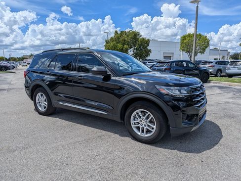Used 2025 Ford Explorer Active RWD image 2