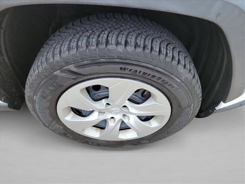Used 2021 Toyota RAV4 LE FWD image 10