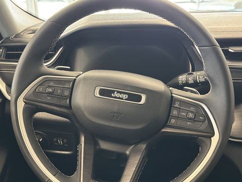 Used 2023 Jeep Grand Cherokee L Limited AWD/4WD image 12