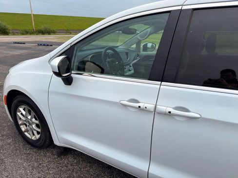 Used 2022 Chrysler Voyager LX FWD image 14