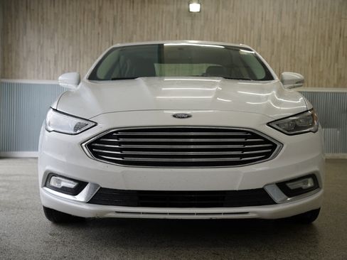 Used 2017 Ford Fusion SE w/ Fusion SE Technology Package image 2
