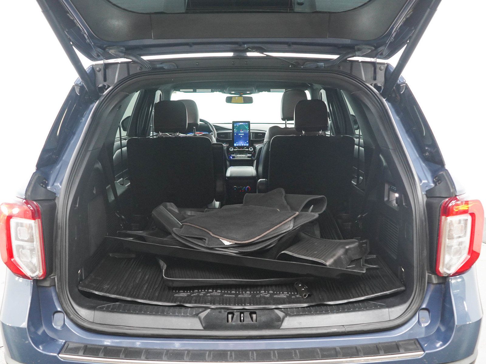 Used 2021 Ford Explorer Platinum w/ Equipment Group 601A AWD/4WD image 16