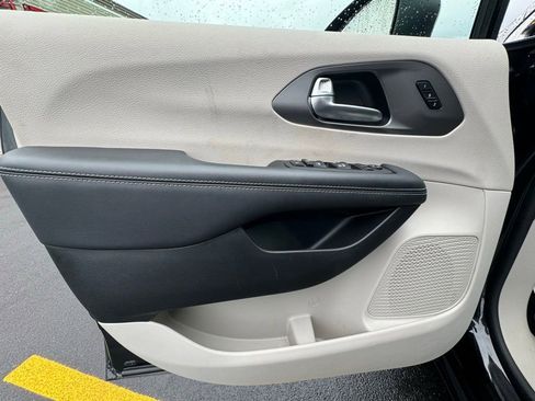 Certified 2023 Chrysler Pacifica Touring-L image 21