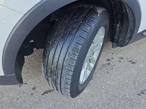 Used 2017 Ford Explorer XLT image 32