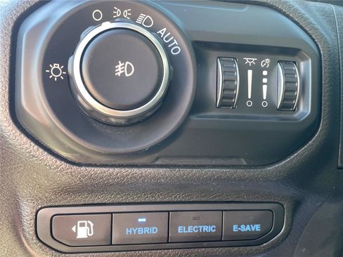 Used 2022 Jeep Wrangler Unlimited Sahara AWD/4WD image 12