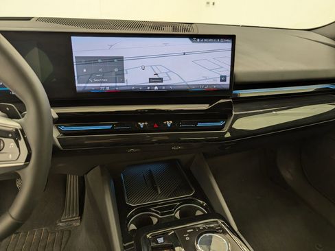 Used 2024 BMW 530i w/ Premium Package image 18