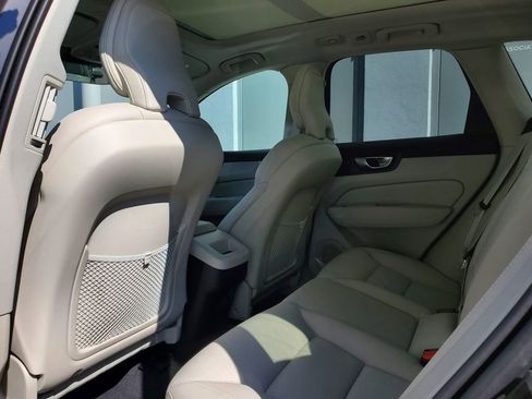 Certified 2022 Volvo XC60 B5 Momentum image 11