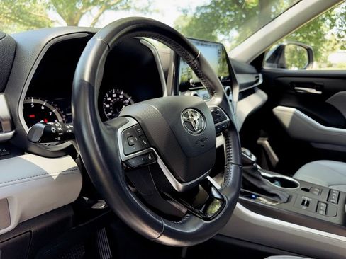 Used 2021 Toyota Highlander XLE AWD/4WD image 24