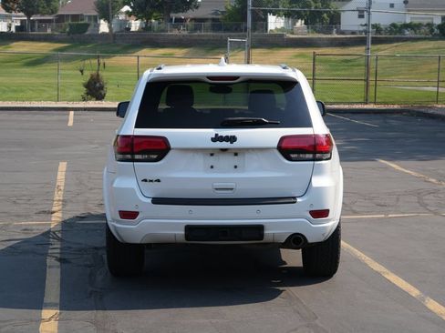 Used 2019 Jeep Grand Cherokee Altitude AWD/4WD image 4