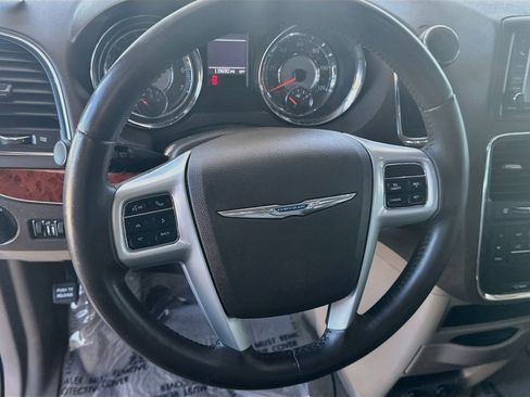 Used 2013 Chrysler Town & Country Touring FWD image 17