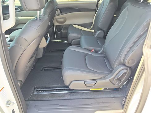New 2027 Kia Carnival FWD image 16