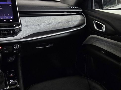 Used 2024 Jeep Compass Latitude image 10