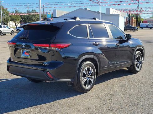 Used 2023 Toyota Highlander XLE image 7