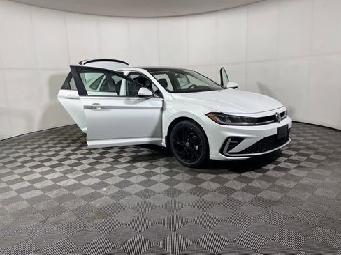 New 2026 Volkswagen Jetta SE image 9