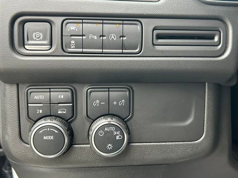Used 2024 Chevrolet Suburban LT image 31