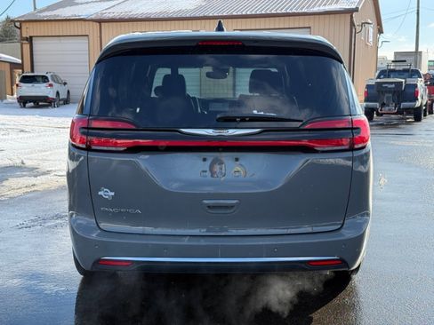 Used 2025 Chrysler Pacifica Select image 7