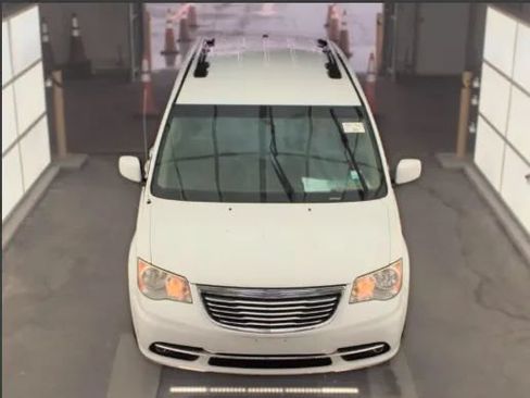 Used 2016 Chrysler Town & Country Touring FWD image 3