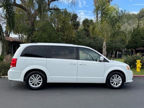 Used 2018 Dodge Grand Caravan SXT image 5
