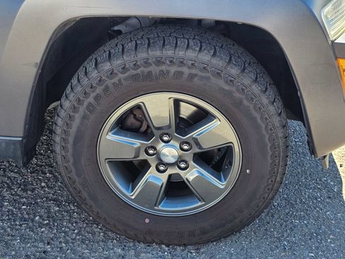 Used 2011 Jeep Liberty Renegade w/ Premium Group AWD/4WD image 9