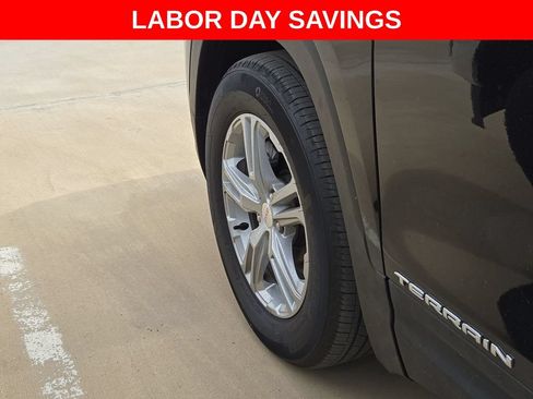 Used 2024 GMC Terrain SLE w/ Driver Convenience Package FWD image 8