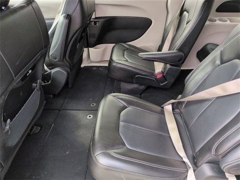 Used 2023 Chrysler Pacifica Touring-L image 25
