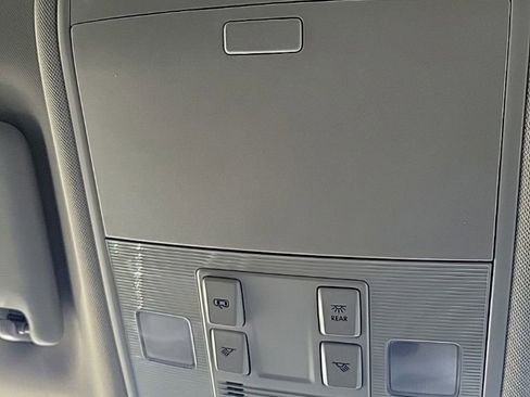 Certified 2022 Volkswagen Taos SE image 11