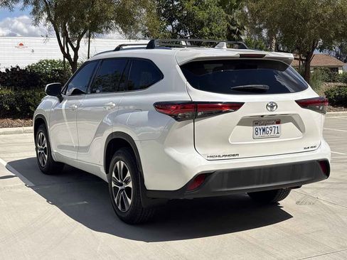 Used 2021 Toyota Highlander XLE AWD/4WD image 5