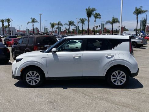 Used 2025 Kia Soul LX FWD image 2